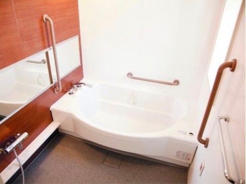 入浴介助を必要としない入居者様には通常の浴室が用意されている。浴室内の各所に手すりが設置してあるので安心して入浴を楽しめる。