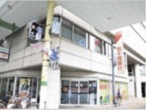 施設のそばに銀行があるという便利な立地。入居者様がご自身で金銭の管理を行い、安心して過ごすことができる。
