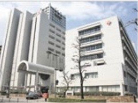 徒歩圏内に総合病院があるので万一の際も安心の立地。雨の日にはタクシーを使ってもワンメーター圏内なのも嬉しい。