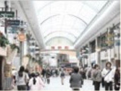近場にアーケードのついた商店街がある。天気に左右されることなく買い物を楽しむことができるので入居者様に人気がある。