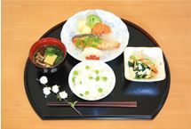 焼き鮭とサラダや豆ごはんと吸い物のセット