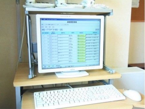 キーボードとマウス、デスクトップのパソコンが載ったパソコンテーブル