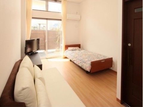 居室には大きい窓が設けられているため、とても明るい空間である。シンプルにまとまった部屋でゆっくりと過ごすことができる。