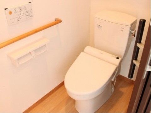 トイレの扉はスライド式の開けやすいものを採用している。また、手すりも完備しているため、万が一倒れそうになっても怪我をする可能性は低い。