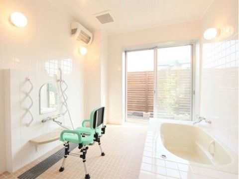 浴室はタイル貼りで清掃が行き届き、清潔感がある。シャワーチェアが完備されている。シャワー前には鏡があり、手すりも取り付けられている。