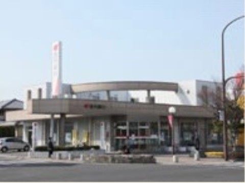 施設の近隣には金融機関もあり、預貯金管理をしやすい。建物前には駐車場が完備されているので、車で行くこともできる。
