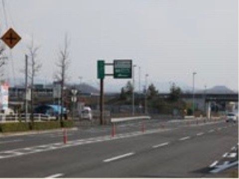 施設の周辺には高速道路のインターチェンジがあり、遠方から来館される際にも便利な立地である。高速道路から降りて車で数分の場所に施設がある。