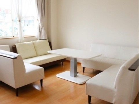 白いソファがテーブルをぐるりと囲んでいる、部屋の一角にあるラウンジ
