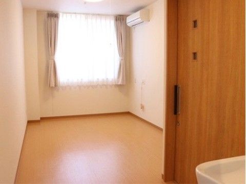 窓からは太陽の光が差し込み、明るい部屋である。スライドタイプのドアなので、車椅子をご利用の方もスムーズに開け閉めできる。