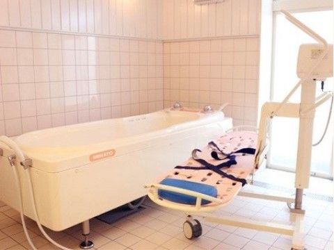 一人で入浴することができない入居者様は、介護を受けながら入浴することができる。寝た状態で浴槽に入るタイプの浴室である。