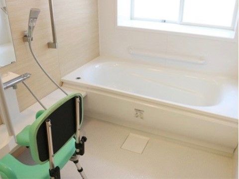 浴室には窓があり、日中は光がよく入り気持ちよく入浴できる。洗い場には鏡がついており、シャワーチェアーも設置されている。