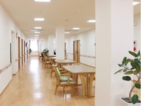 居室のドアをあけると、食堂に通じているので移動が楽である。廊下には壁に沿って手すりが設置されている。