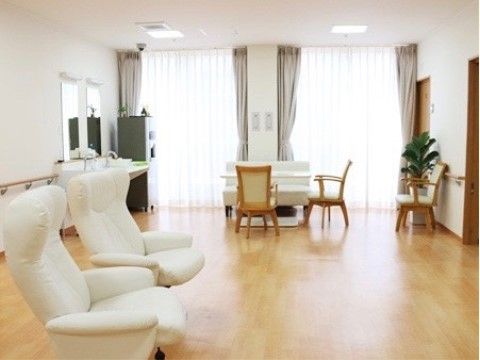 窓が大きいので、日中は太陽の光がよく入る。背もたれとひじかけのあるゆったりとした椅子が置かれ、休憩をすることができる。