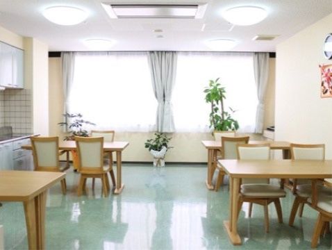 窓から明るい日の光が入る食堂である。床には段差がなく、通路スペースも広く取られているので、車椅子をご利用の方も移動しやすい。