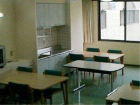 ミニキッチンがあるリビングに並んでいるテーブルと椅子