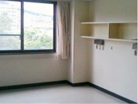 壁に横長の棚がついており、窓から外の景色が楽しめる居室
