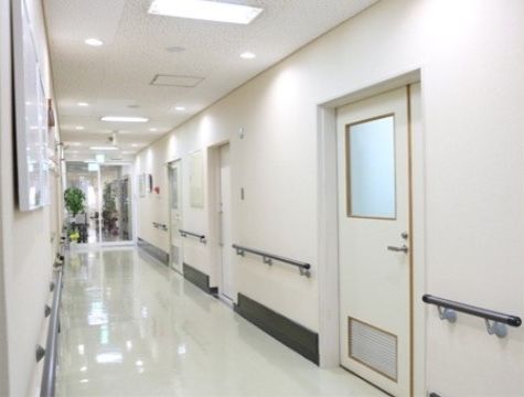 廊下の両側の壁には手すりが設置され、ドアが並んでいる。車椅子をご利用の方もスムーズに通行できる十分な幅がある。