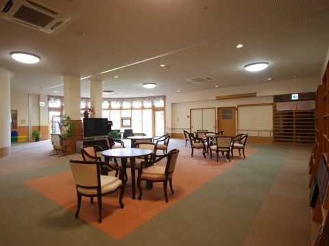 「介護付有料老人ホーム スローライフもんぜん」のホール。交流の場としても利用できる。