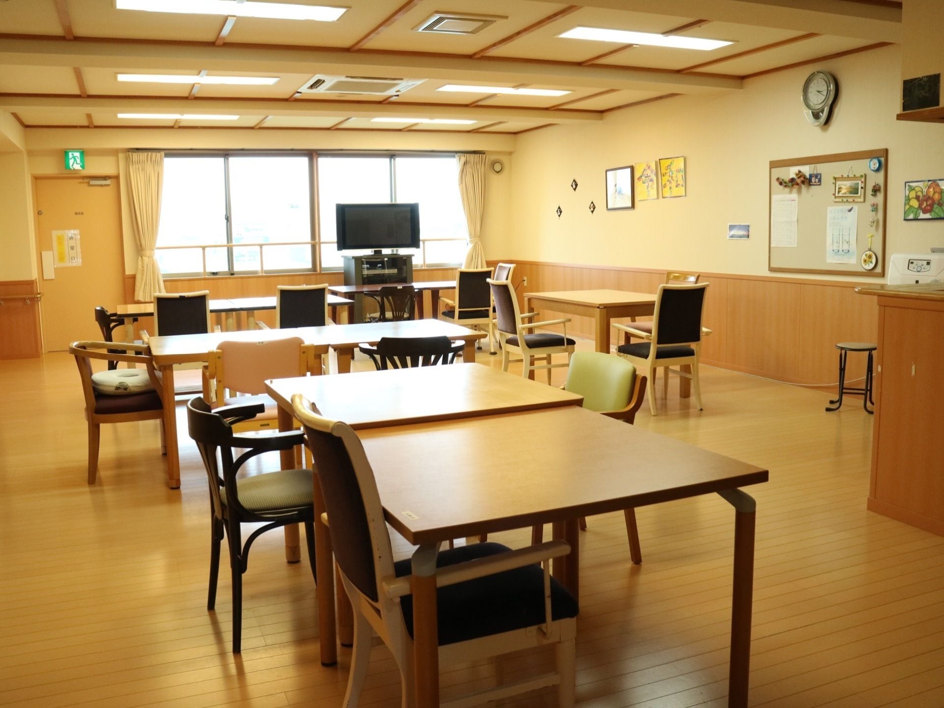 「介護付有料老人ホーム スローライフもんぜん」の食事イベント。特別メニューのお食事も提供している。