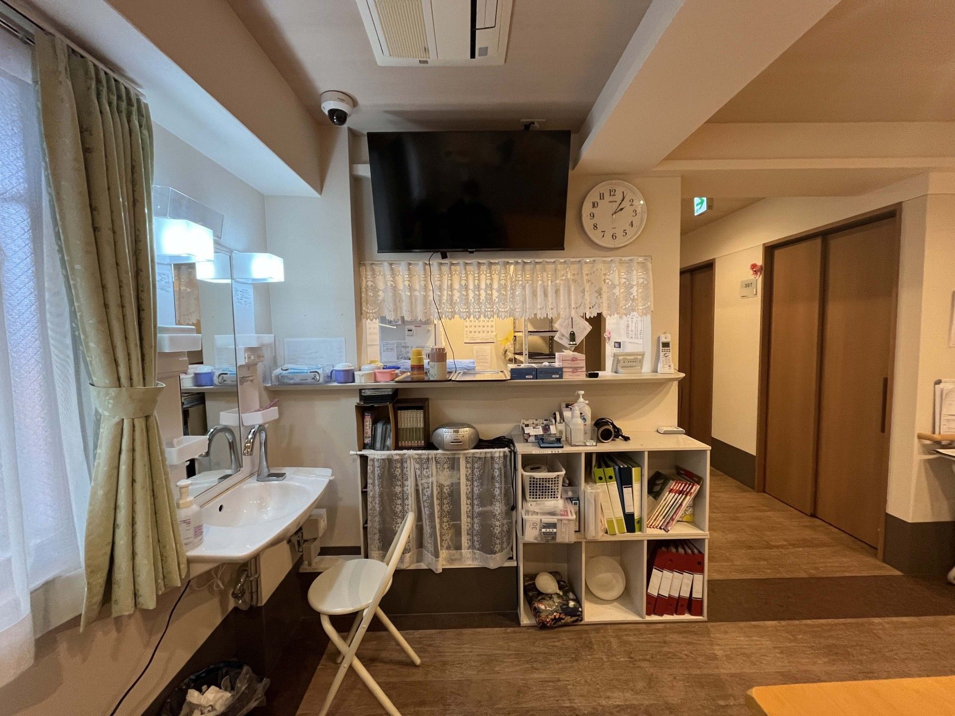 洗面台と受付カウンター