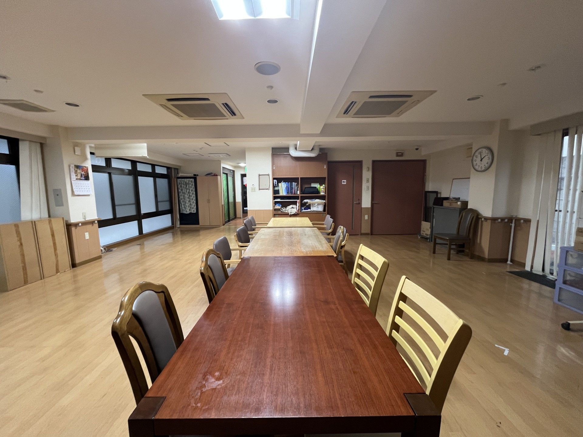 長いテーブルのある部屋