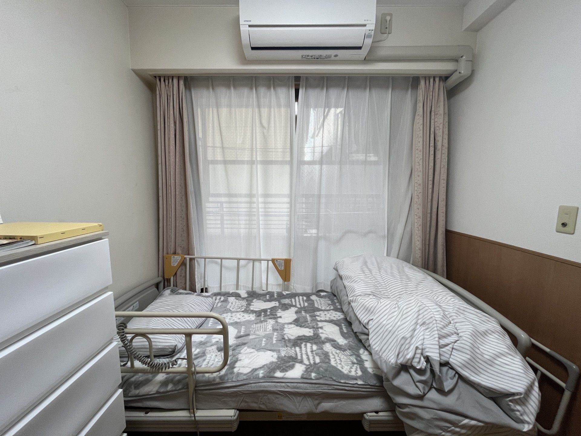 落ち着いた個室のベッド