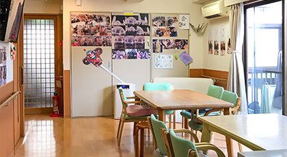 明るい食堂の様子