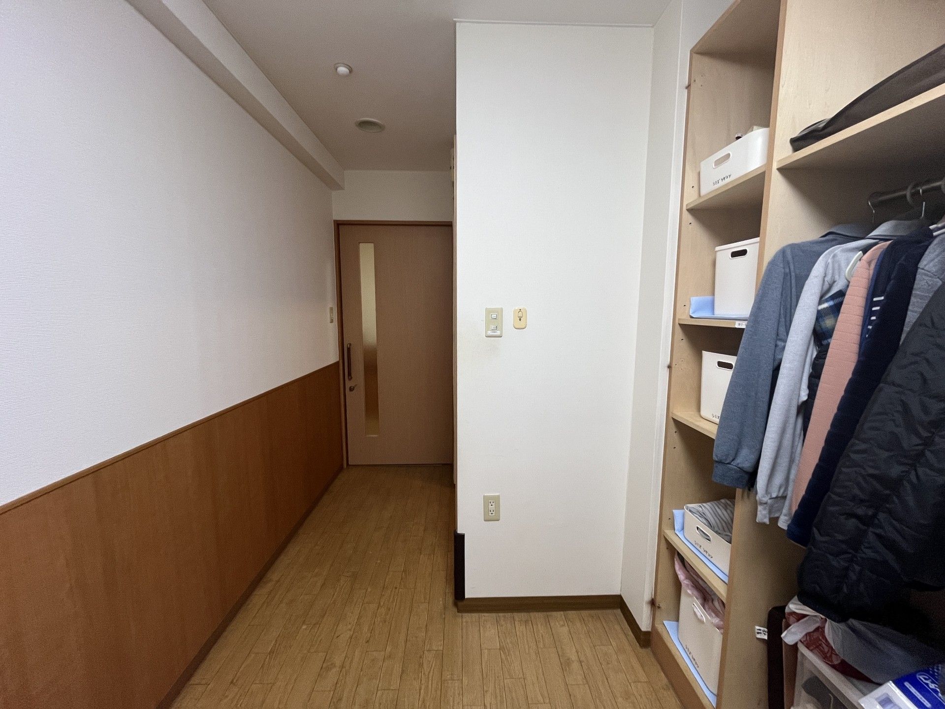 収納棚と廊下の様子