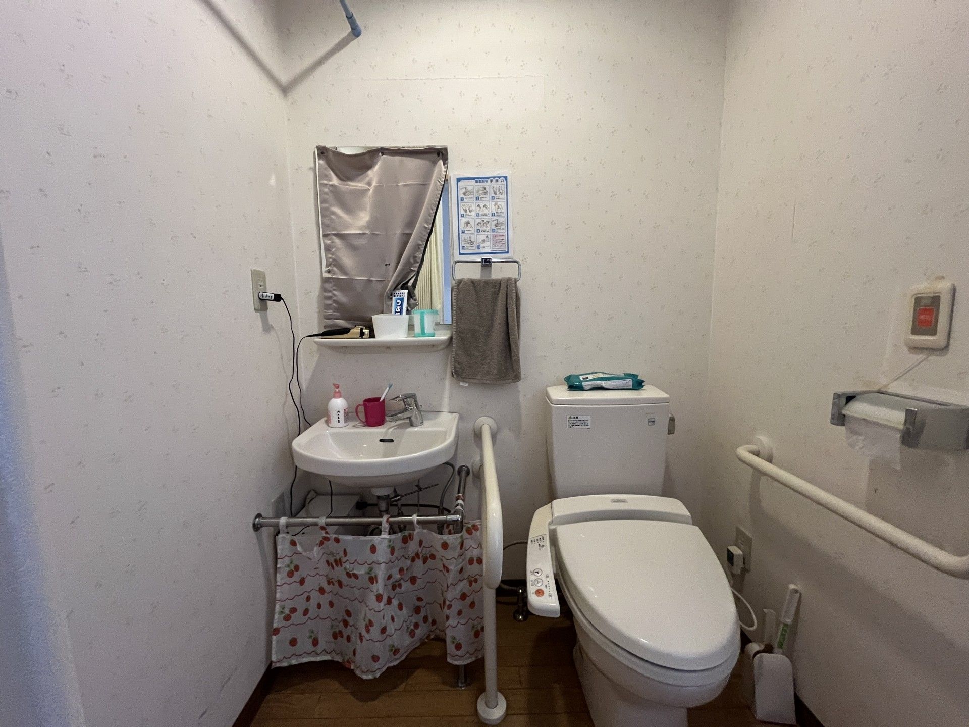 手すり付きのトイレ