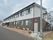 二階建ての建物で、一階部分はレンガ、二階部分は白い壁である。窓はすべて腰高窓で、二階部分の窓は少し出っ張っている。