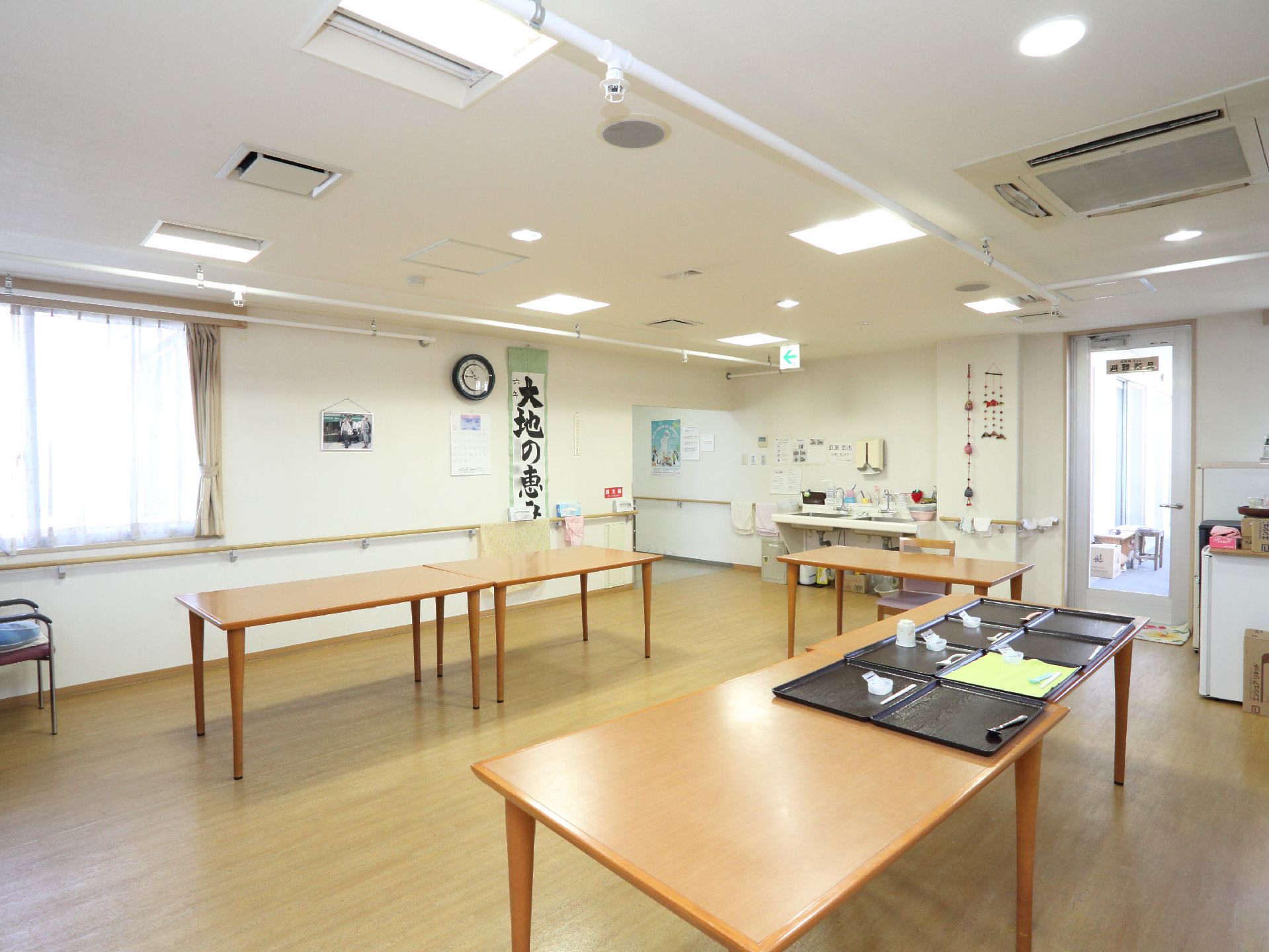 天井には、エアコン、換気口、スプリンクラーの設置があり安全である。ダイニング奥には、ゆっくりと出来るラウンジがある。