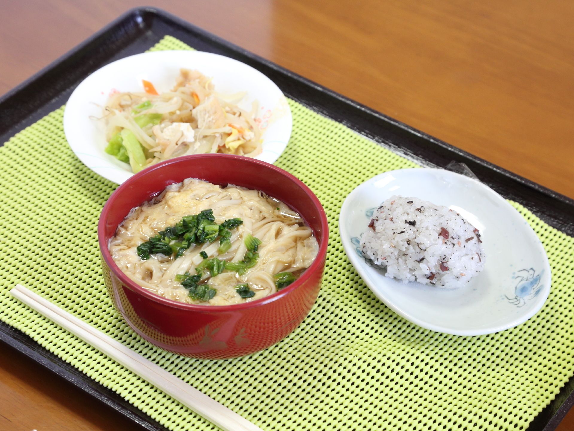 1日3食、ダイニングで温かい食事が提供される。栄養管理がしっかりとされているので、安心して食べる事が出来る