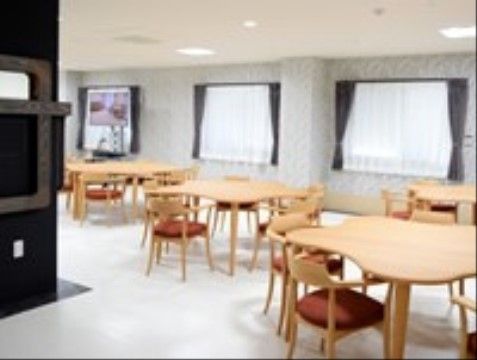 「はっぴーらいふ交野」の談話室。喋りやすい空間で、話がついつい弾む。