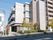 施設は落ち着いた雰囲気の建物となっている。入居者募集中ののぼりが立てられている。たくさんの植物が観賞できる。