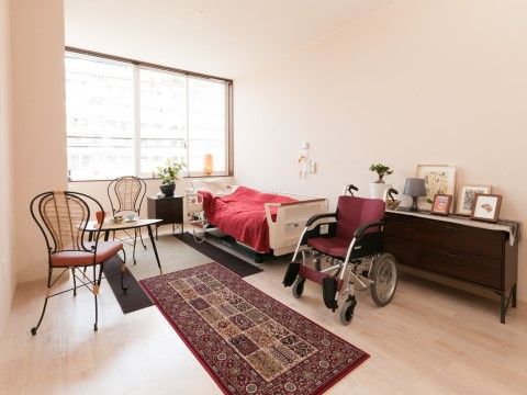 「はっぴーらいふ箕面」の居室。窓寄りに介護ベッドを設置している。