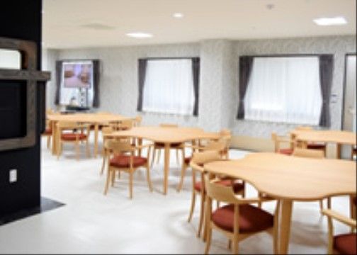 「はっぴーらいふ箕面」の談話室。和気藹々と談笑が行える。