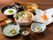 「はっぴーらいふ箕面」のお食事。鍋料理や魚の刺身をいただける。