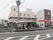 ３階建ての施設へと続く道には機械式の駐車場があり、複数台が駐車できるようになっている。道路には歩道があり、クリーニング店が目印になる。