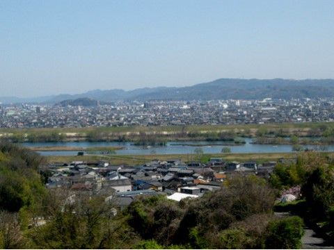 眼下に広がる緑や住宅街、川を望むことができる景色のいい場所