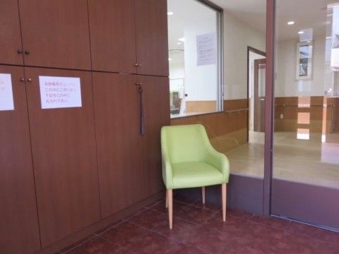 エントランスには、車椅子でも出入りしやすい段差のない自動ドア、補助用の椅子やプライベートに配慮されたシューズクローゼットを完備している。