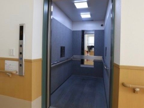 間口、奥行き共に余裕を持つ大型エレベーターを備え付け、車椅子やストレッチャーでの利用も可能である。転倒防止の手すりも完備。