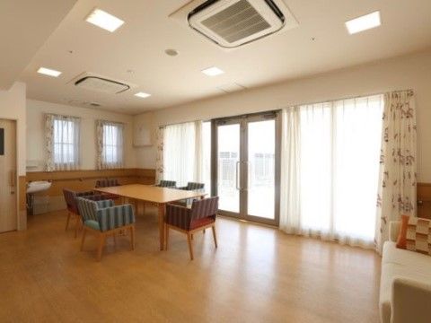 清潔感、開放感のある、明るく柔らかな色使いの食堂。食事だけでなく、入居者様のくつろぎの場としても利用できる。