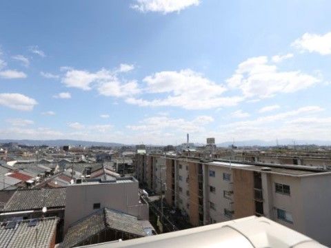 静かで落ち着いた住宅街エリアの中にあるため、日中でも騒音は少なく、静かに過ごせるホーム環境になっている。