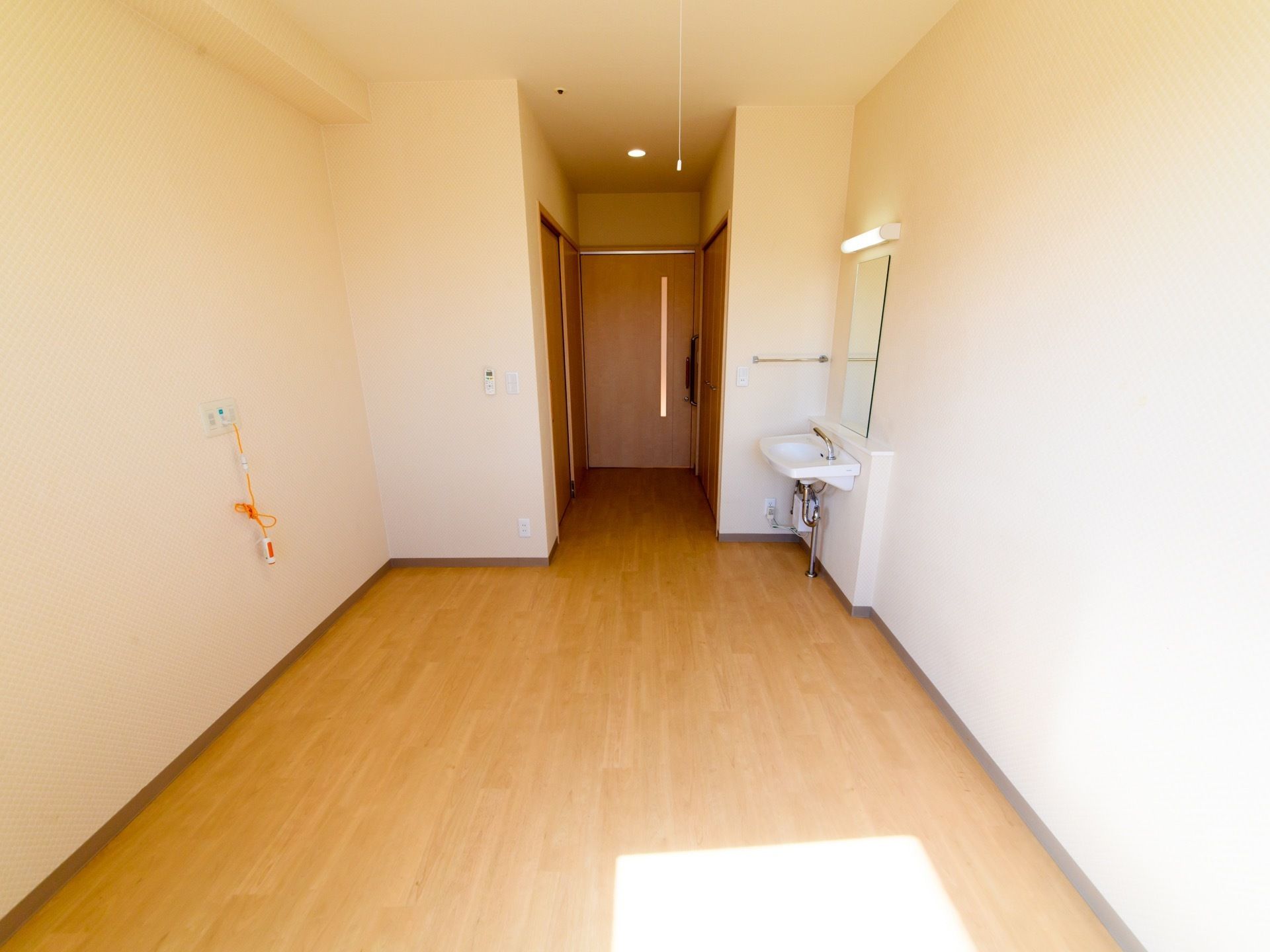 完全個室制。トイレ、手洗い器、エアコン、緊急呼出し用ボタンがある。日当たりがよく家具やベッドを置いても広々としている。