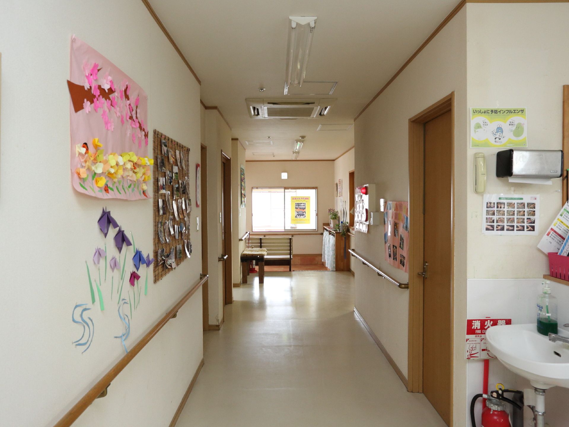 居室をつないでいる廊下には、手すりが設置されている。また、壁には入居者が作成した作品などが展示されている。