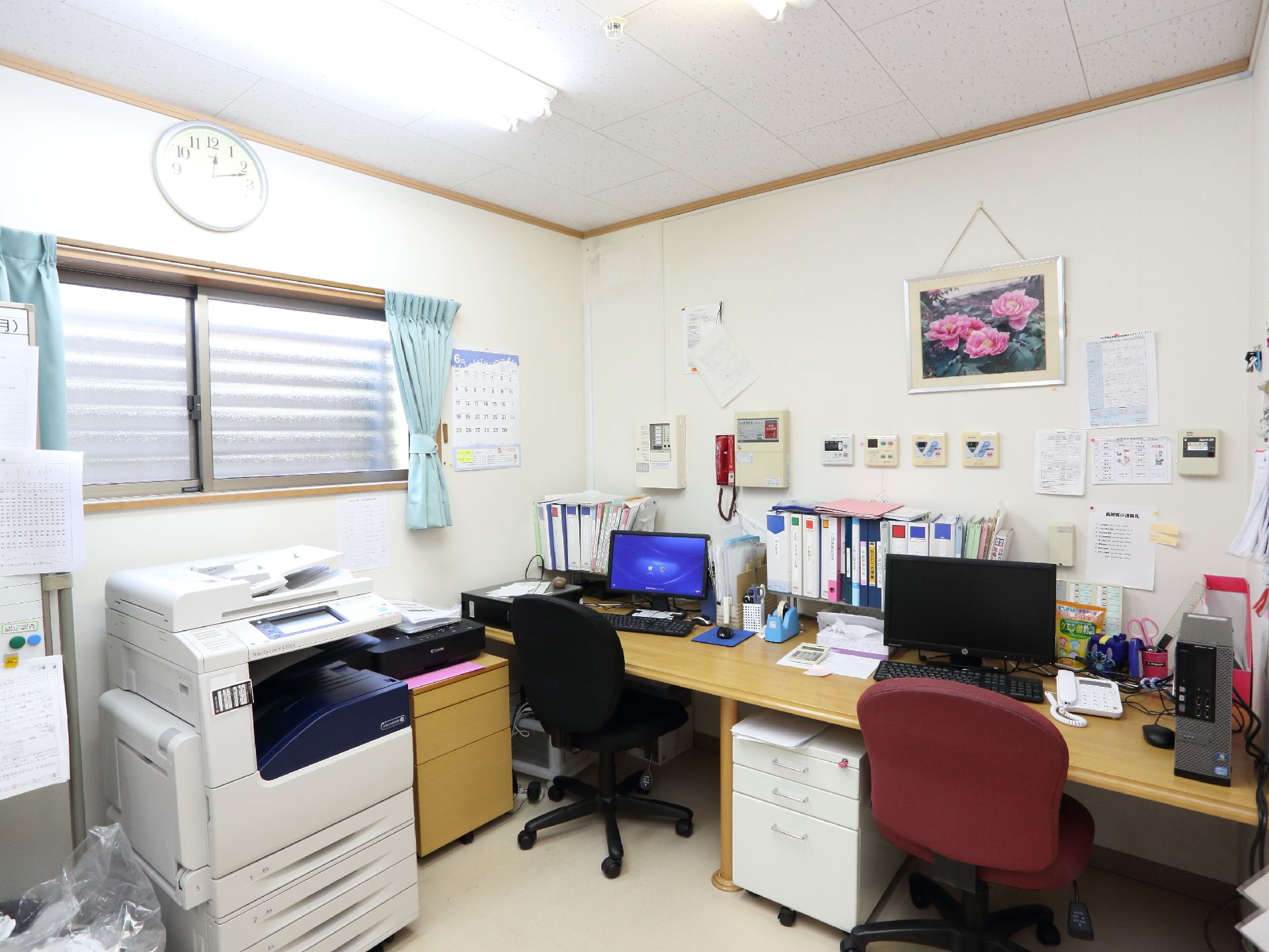 施設の入口に、事務室がある。スタッフがパソコンで入居者の管理を行ったり、ナースコールに応えたりする場所。