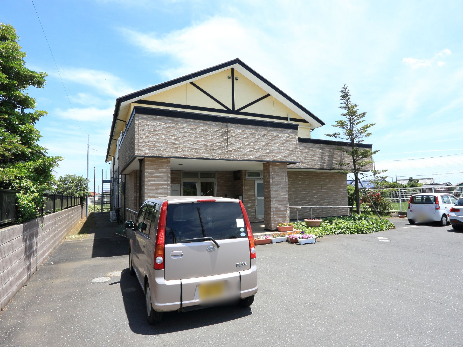 おしゃれな一軒家のような外観を持つ、千葉県香取市にある老人ホーム。自然が豊かで、歴史のある土地で生活をすることができる。