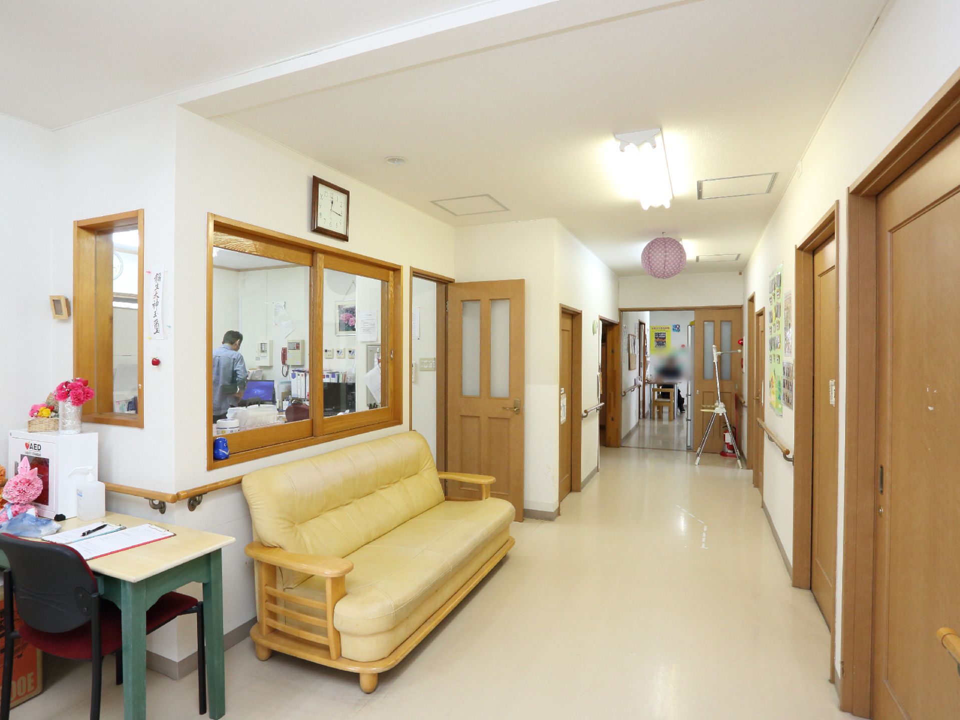 明るい共用廊下となっている。受付若しくは事務室が居室に隣接してあり入居者の介助や要望に対応を行い、逐一様子の確認も兼ねている。