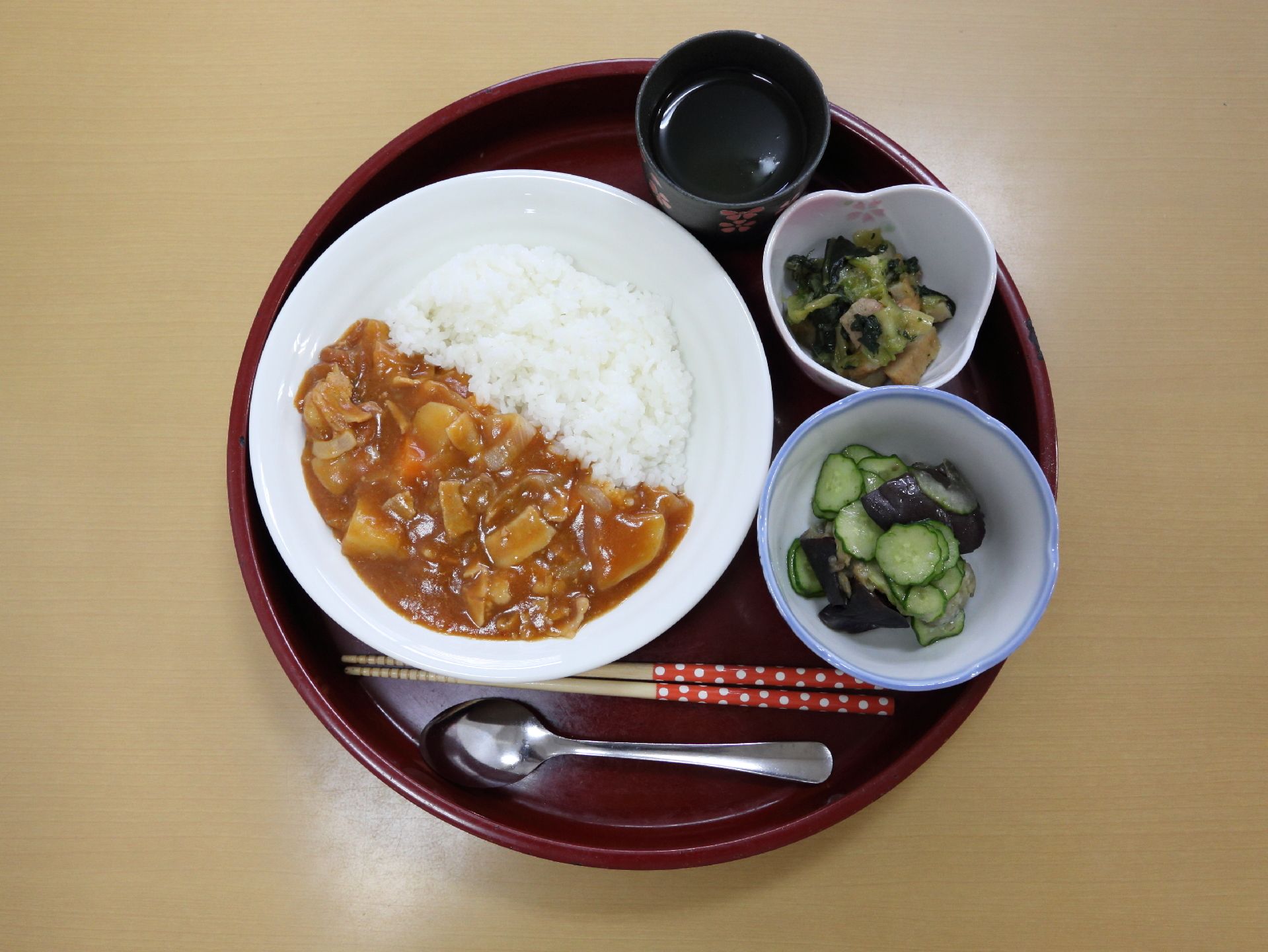 栄養士による計算された栄養価に優れた食事となっている。飽きの来ないように盛り付けと配置には工夫をこらしている。