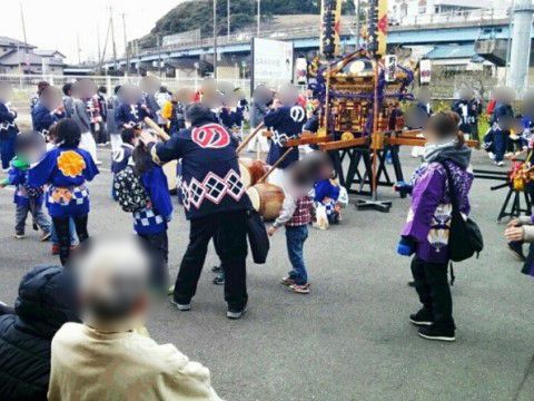 地域のお祭りを楽しむ様子